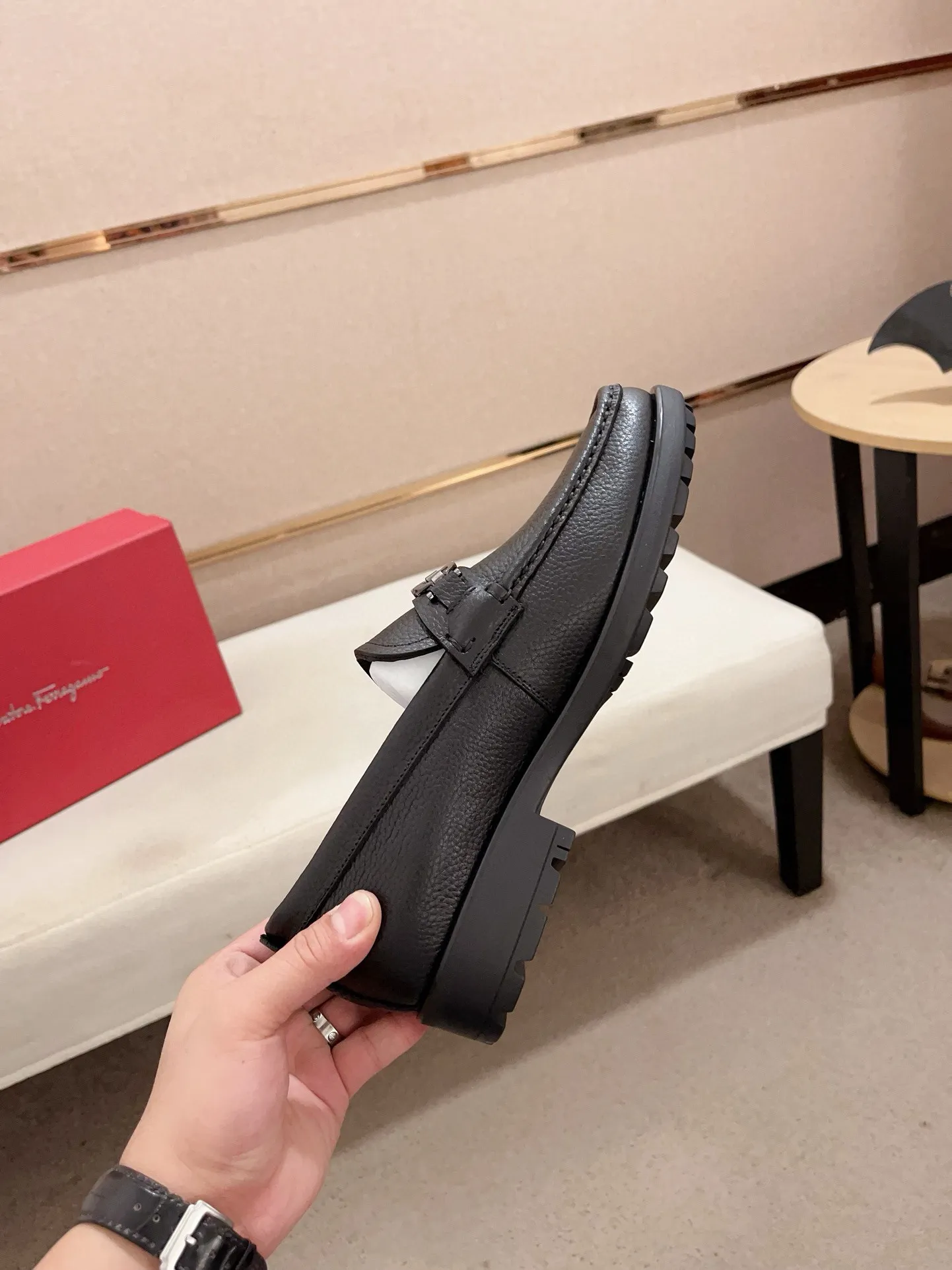 Men's shoes💰: 560💰 High version Ferragamo quality! 🆕🆕Exclusive hot-selling products in stock🔥🔥New products on the shelves, high-quality shoes, high-end driving shoes, with complete packaging! 💪 💪 Material: imported patented cowhide 🐂 + imported high-quality water-dyed cowhide lining + wear-resistant outsole 👍🏻👍🏻 Features: high-end and comfortable, purely handmade 🚀 🚀 Create the perfect shoes that suit you best 🔥 🔥 Size: (38-44) Can be customized 45 non-returnable!